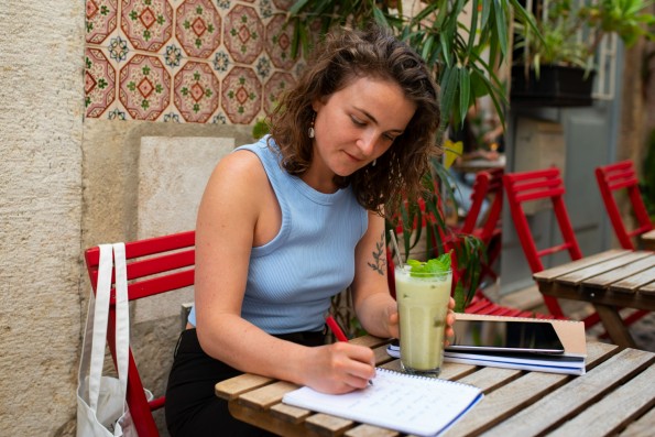 Mulher estudando idioma italiano sentada na cadeira