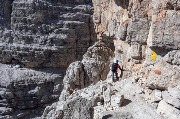 Alpinista escalando as Dolomitas