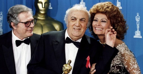 Federico Fellini segurando estatueta do Oscar
