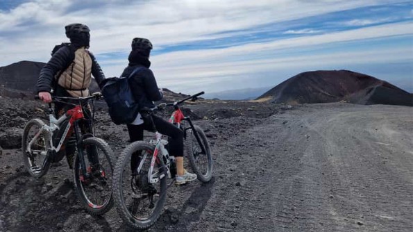 Pessoas fazendo ciclismo no Monte Etna It?lia