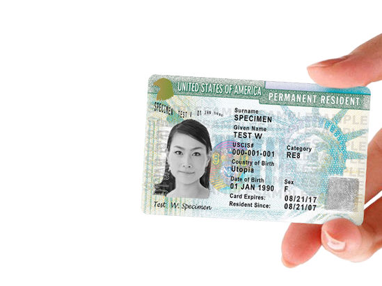 Mão segurando o Green Card